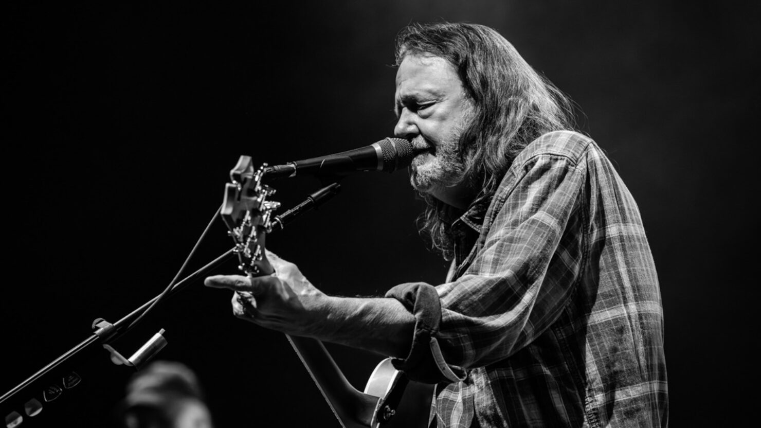 La panique générale emporte le poignant « Keep Me In Your Heart » de Warren Zevon en studio