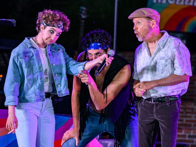La troupe de théâtre de la ville de Fairfax fait une version Woodstock-like de « Beaucoup de bruit pour rien »