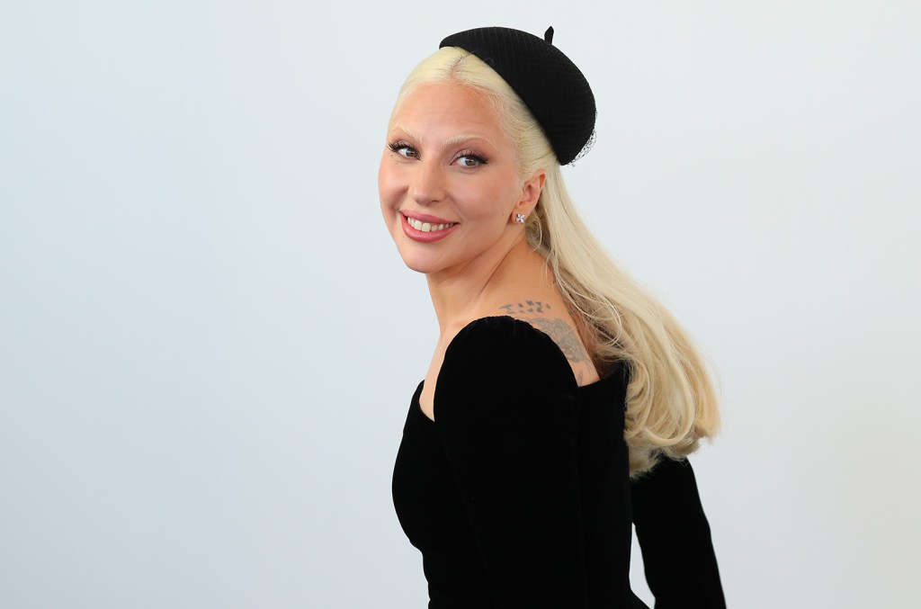 Lady Gaga offre à la Joconde un sourire sinistre en avant-première de la nouvelle chanson de « Harlequin » « The Joker »
