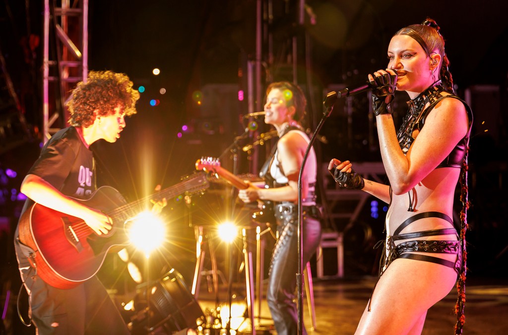 MUNA reprend Chappell Roan et mène le chant « Palestine libre » au All Things Go Fest