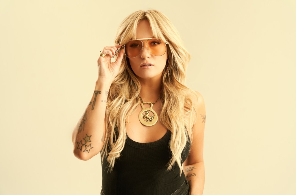 Meghan Patrick raconte comment son premier single « Golden Child » est devenu « Golden, Child »