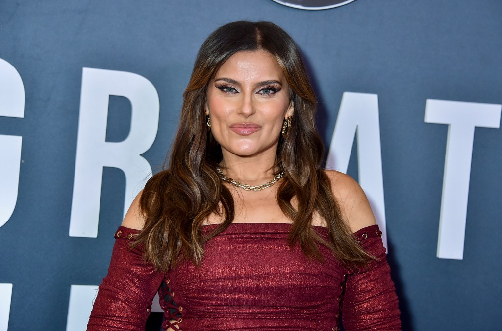 Nelly Furtado dit que les magazines « éclairciraient » sa « peau d'olive » au début des années 2000