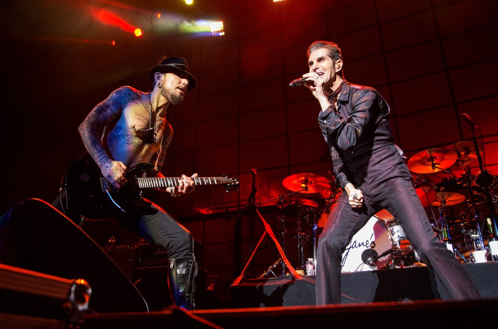 Perry Farrell, membre du groupe Jane's Addiction, frappe Dave Navarro lors d'un concert à Boston