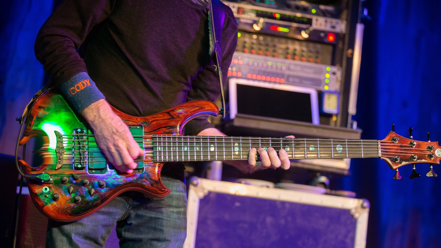 Phil Lesh et ses amis commencent la première tournée "The Q" à cette date en 2000