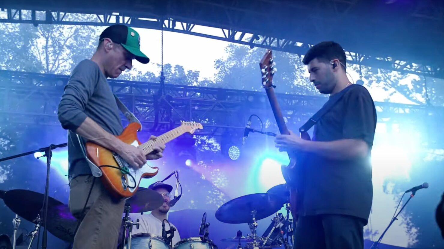 Regardez Eggy enrôler Jake Cinninger pour la reprise de Dreamy Little Feat à Asheville