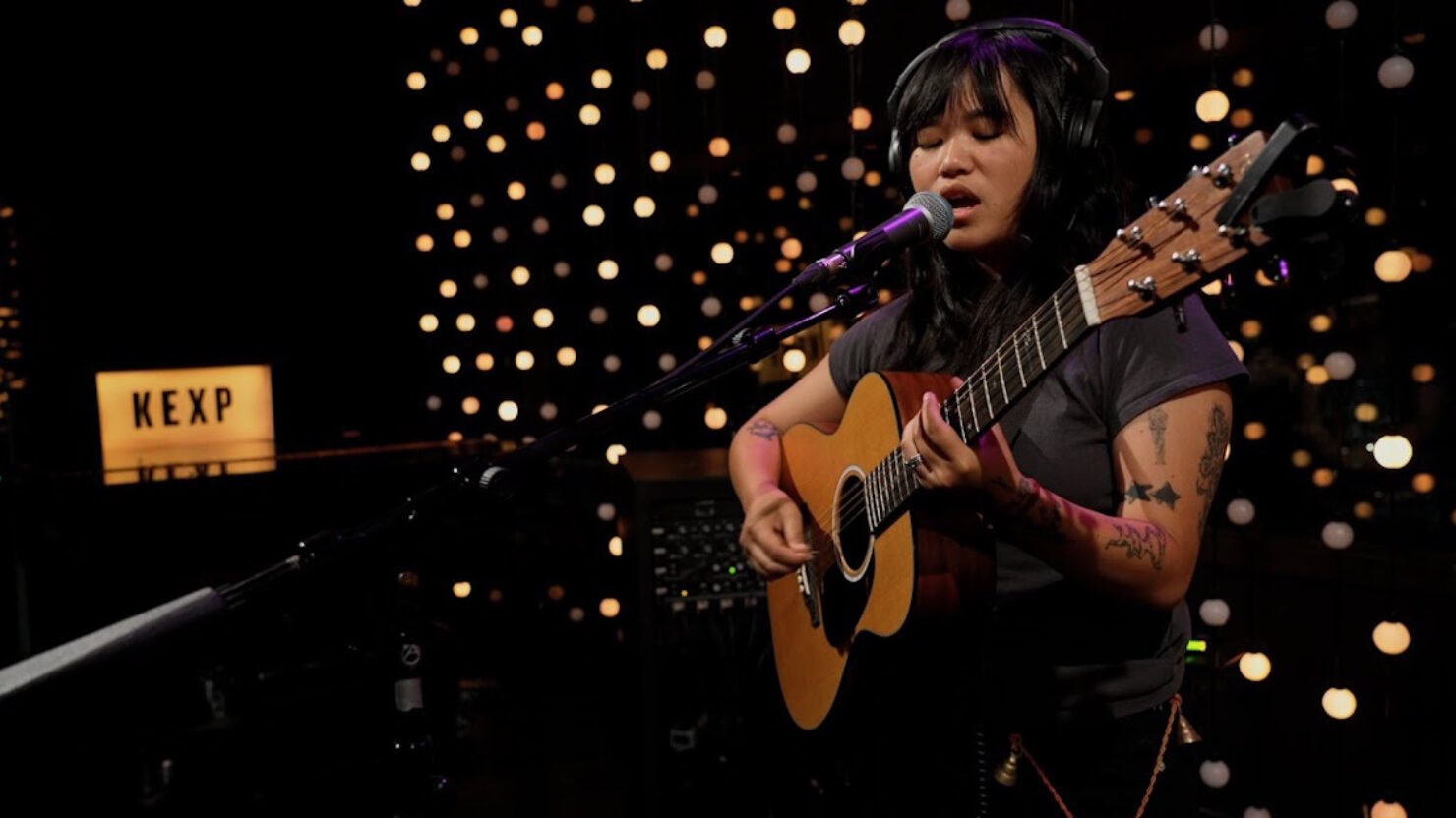 Regardez Hana Vu interpréter « Romanticism », une chanson axée sur la guitare, en direct au KEXP