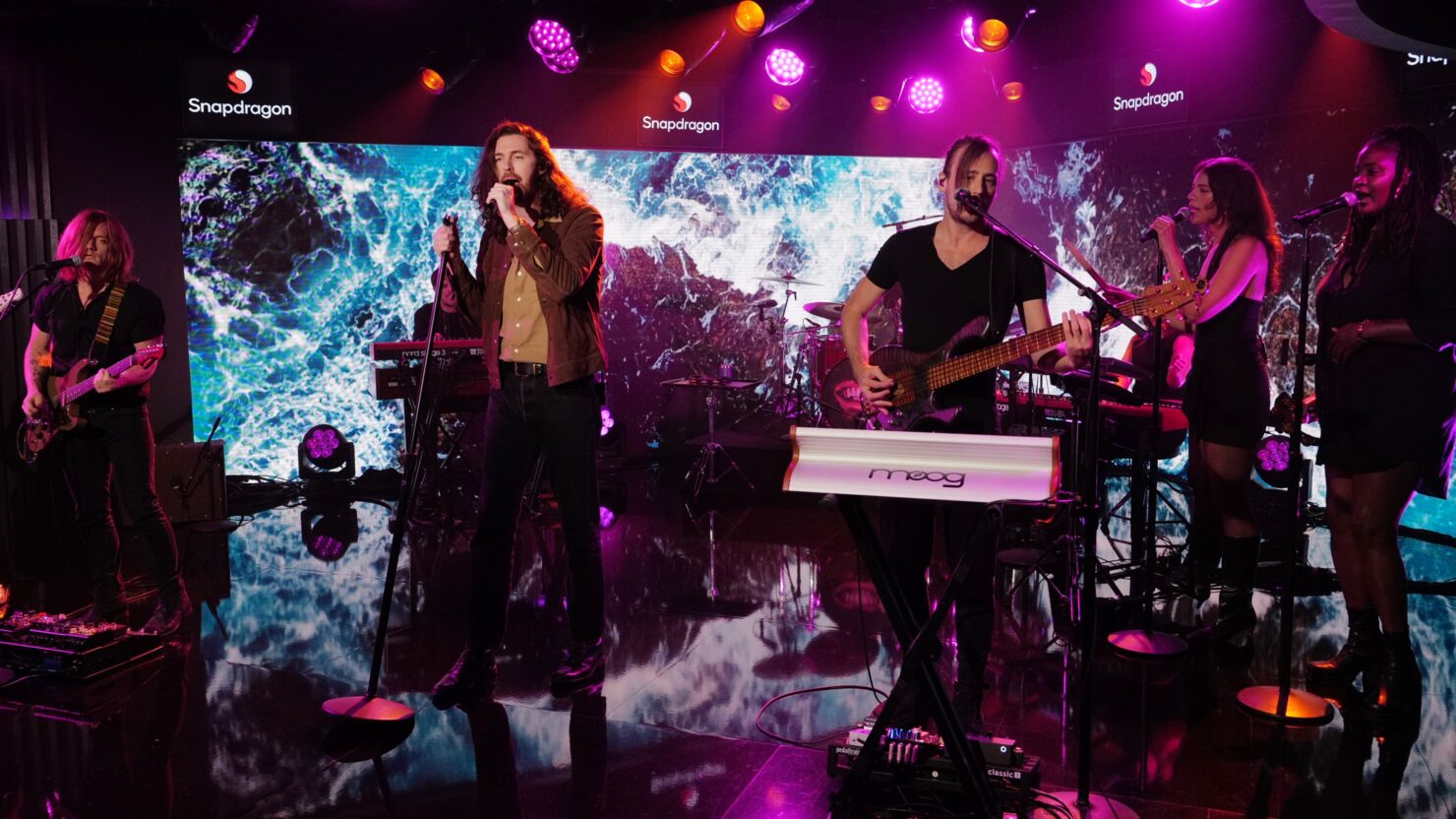 Regardez Hozier interpréter le rocker élégant « Nobody's Soldier » sur « Kimmel »