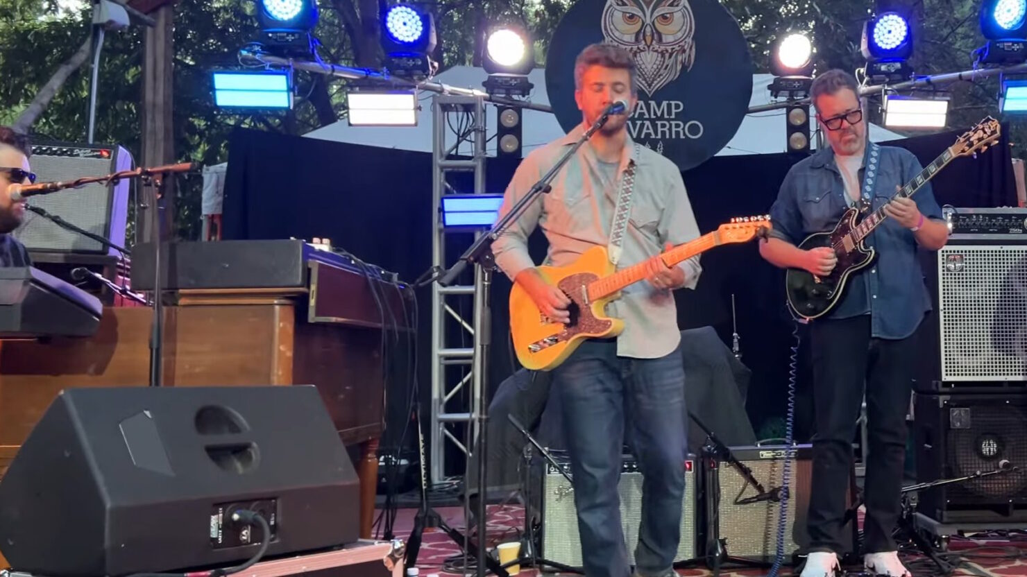 Regardez Neighbor faire appel à Eric Krasno pour la couverture extrêmement funky de Grant Green au Camp Deep End