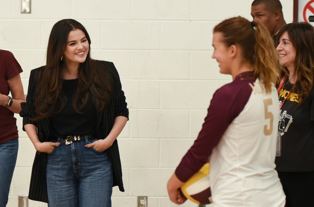 Selena Gomez éblouit l'équipe de volley-ball du lycée et participe à un match du week-end à Telluride