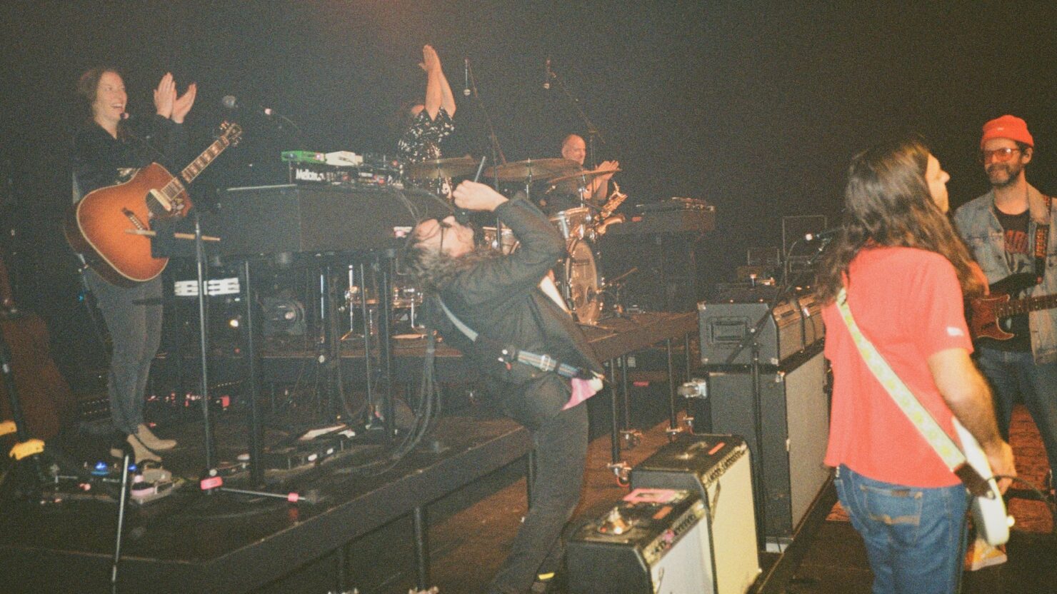 The War On Drugs prépare un nouvel album « Live Drugs Again » et partage un extrait de « Burning »