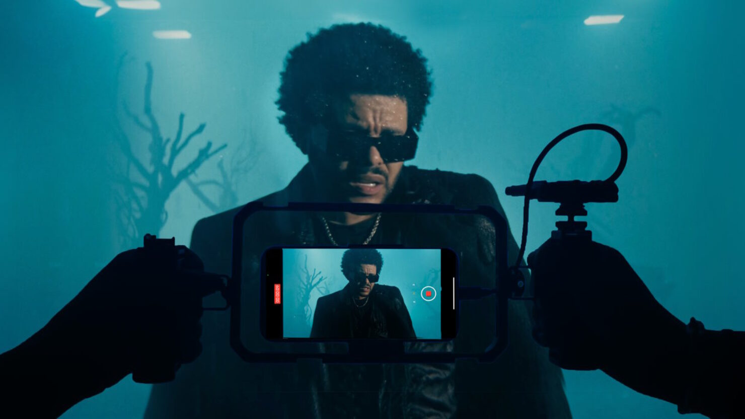 The Weeknd dévoile le clip « Dancing In The Flames » entièrement tourné avec le nouvel iPhone