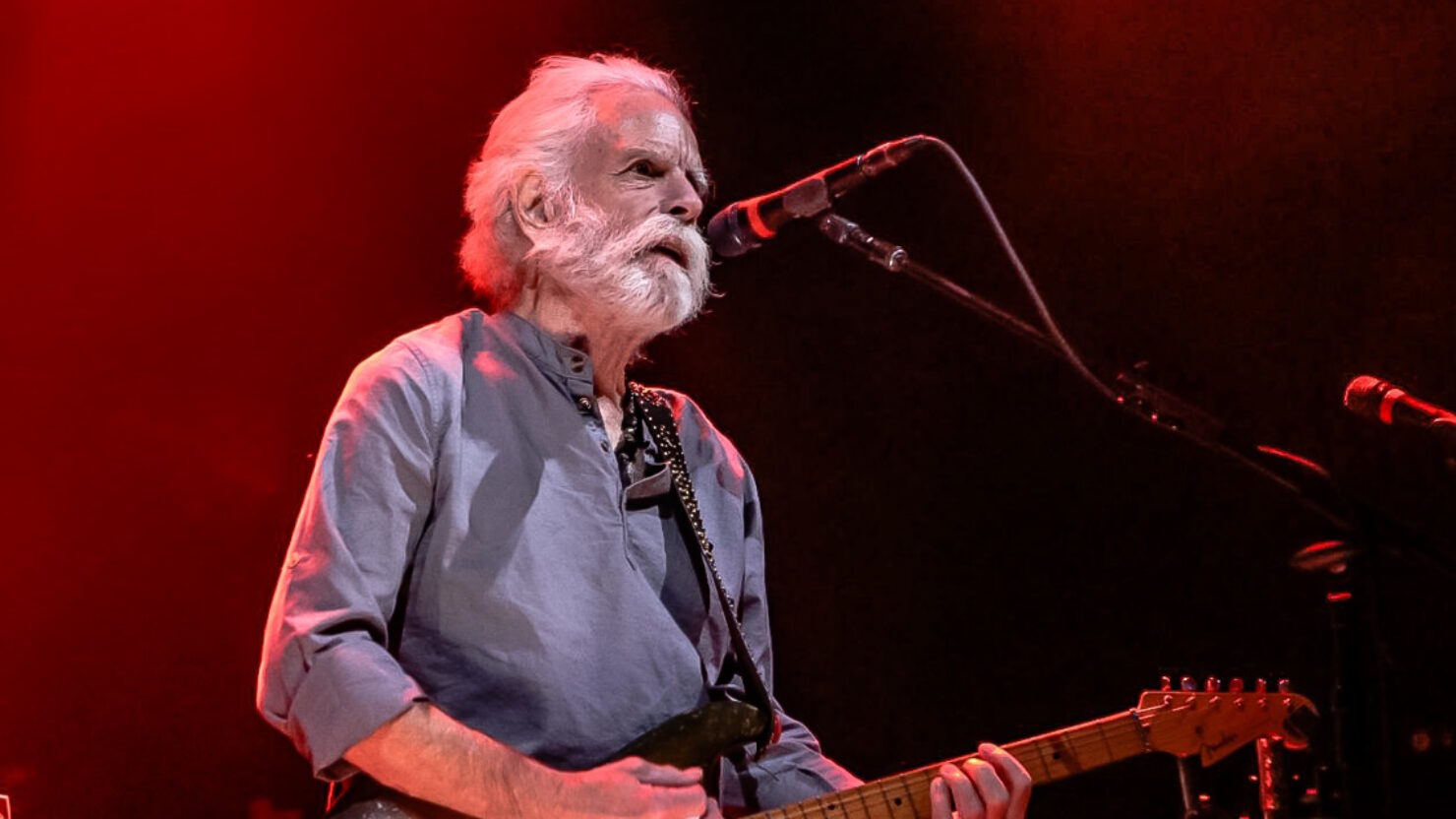 Bobby Weir peint un « chef-d’œuvre » solo au concert hommage à Robbie Robertson