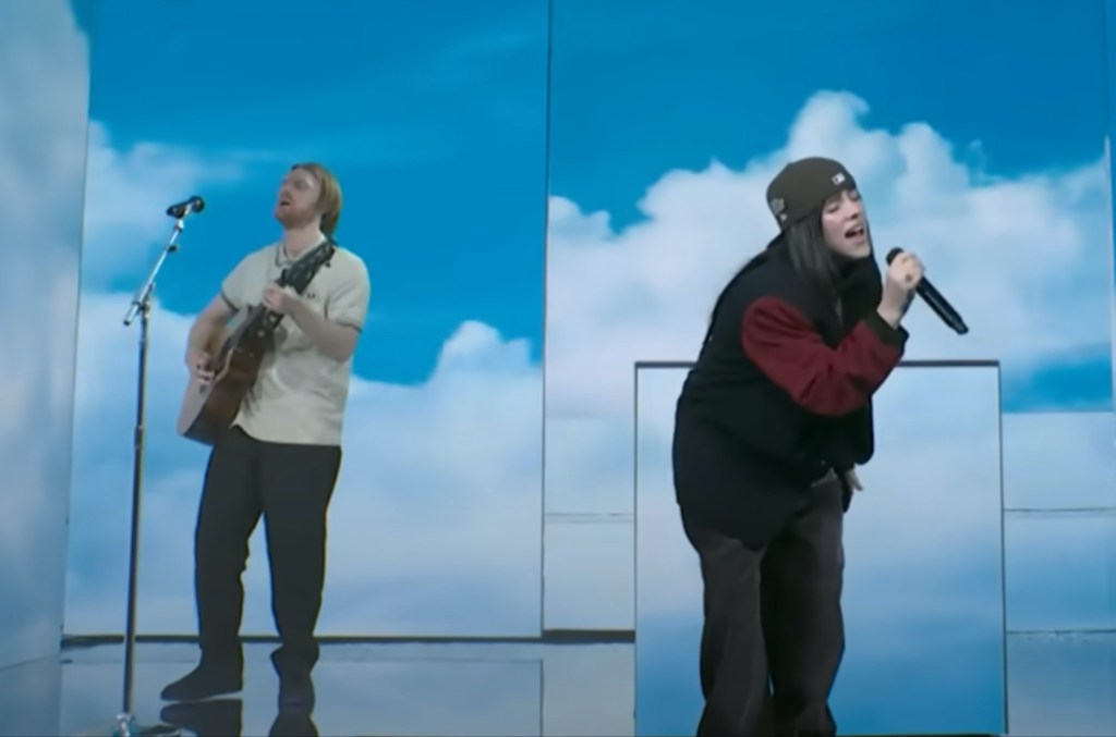 Billie Eilish apparaît parmi les nuages ​​avec Finneas pour « Birds of a Feather » et « Wildflower » sur « SNL » : regardez