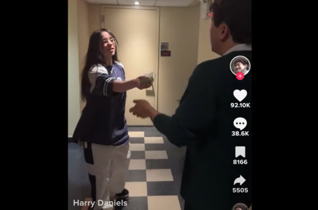 Billie Eilish donne 10 000 $ à Harry Daniels de Bowen Yang pour arrêter de chanter dans le sketch « TikTok » sur « SNL » : regardez