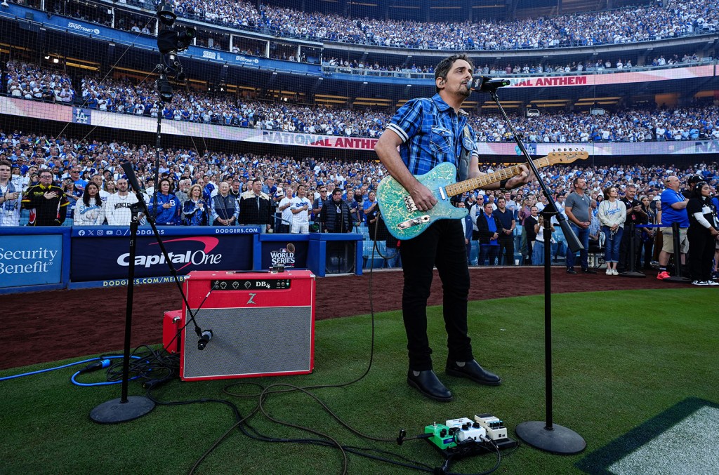 Brad Paisley interprète l'hymne national lors du premier match des World Series