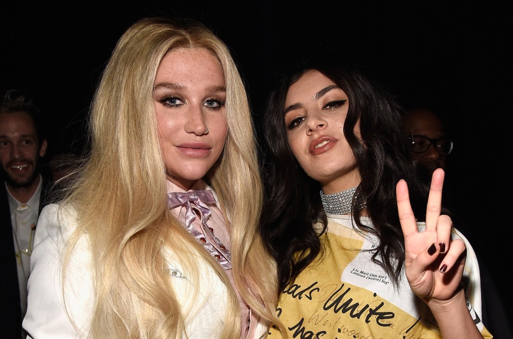 Charli XCX et Kesha se salissent sur le remix surprise de "Spring Breakers" : "We the Party Girl Gods"