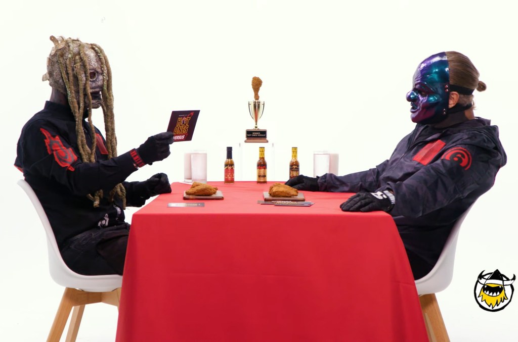 Corey Taylor de Slipknot classe ses querelles les plus épicées avec Limp Bizkit, MGK et plus sur « Hot Ones Versus »