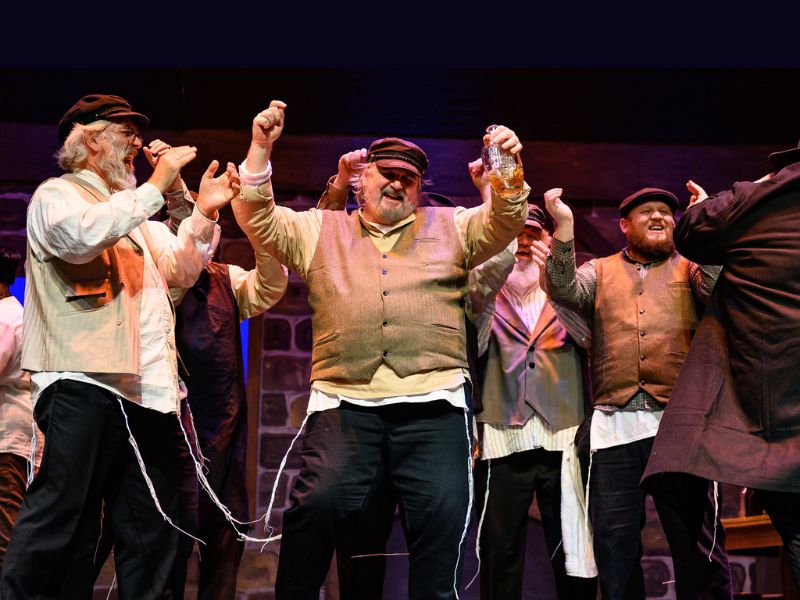 Dans 'Fiddler on the Roof' chez Reston Community Players, un mélange poignant de cœur et d'humour