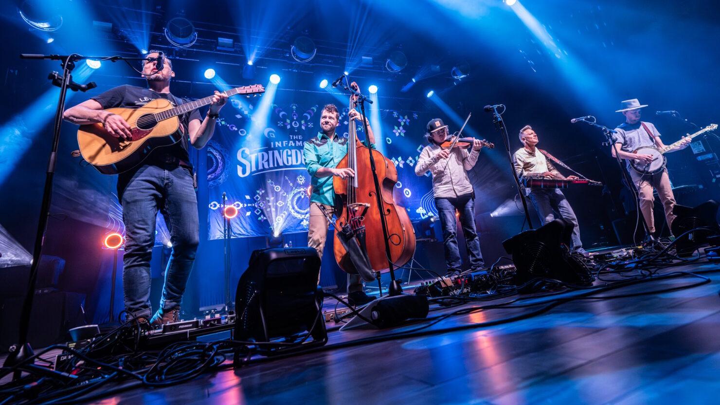 Écoutez les tristement célèbres Stringdusters réinventer « Wake Me Up » d'Avicii