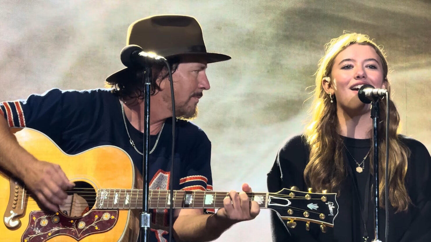 Eddie Vedder et sa fille Harper Vedder interprètent un mashup Taylor Swift à Ohana