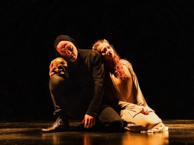 Émotion envoûtante dans « Hamlet… le reste est silence » de Synetic