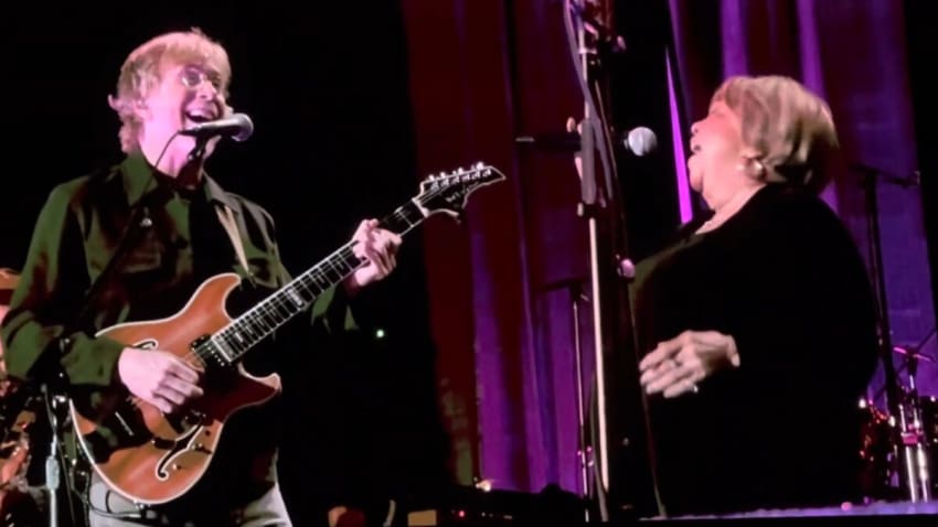 Mavis Staples et Trey Anastasio réalisent une performance émouvante de « The Weight » au concert hommage à Robbie Robertson