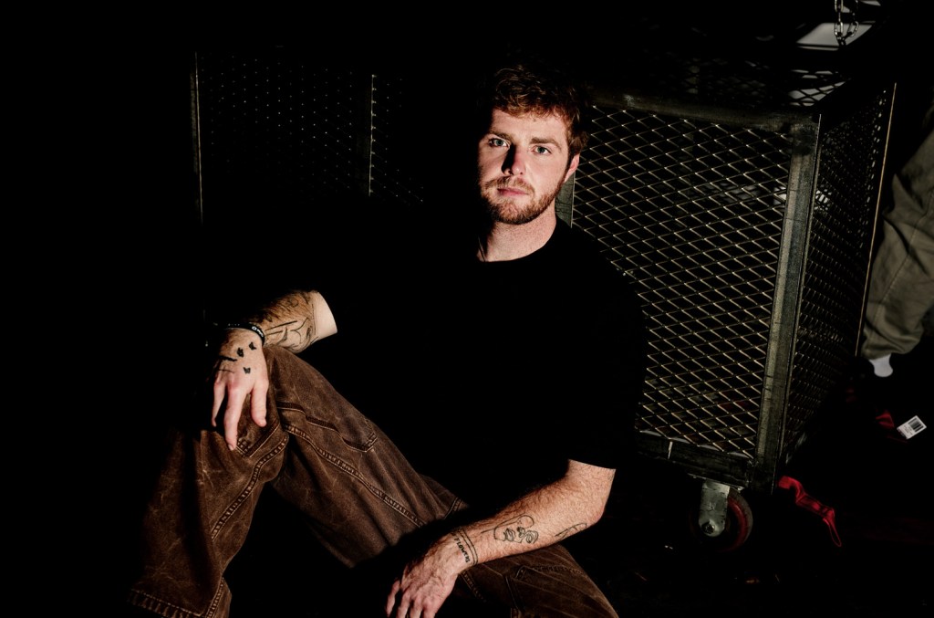 Hot 100 débutants : Alex Warren s'enflamme avec le nouveau single « Burning Down »