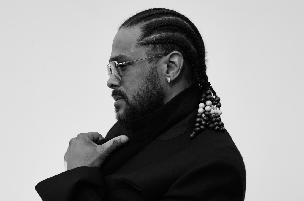 La reprise de « Simply Beautiful » de Maxwell atteint la première place des diffusions R&B pour adultes