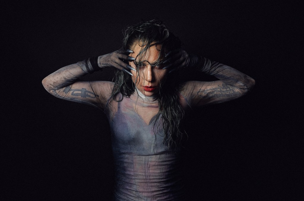 Lady Gaga fait face à la « maladie » dans un nouveau clip cinématographique