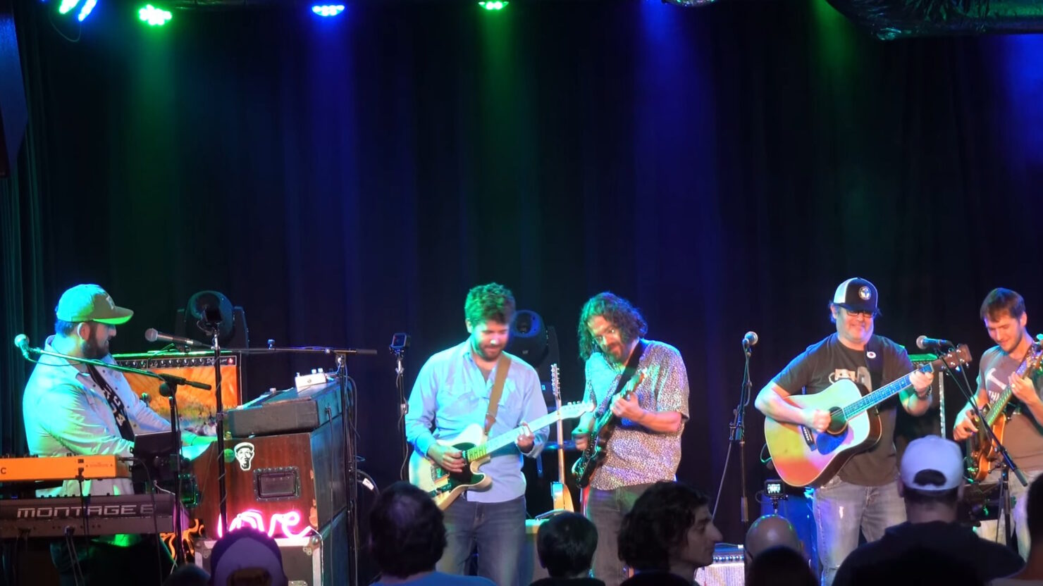 Le voisin et l'assemblage de la poussière manipulent soigneusement la couverture de voyage de Wilburys à Chicago