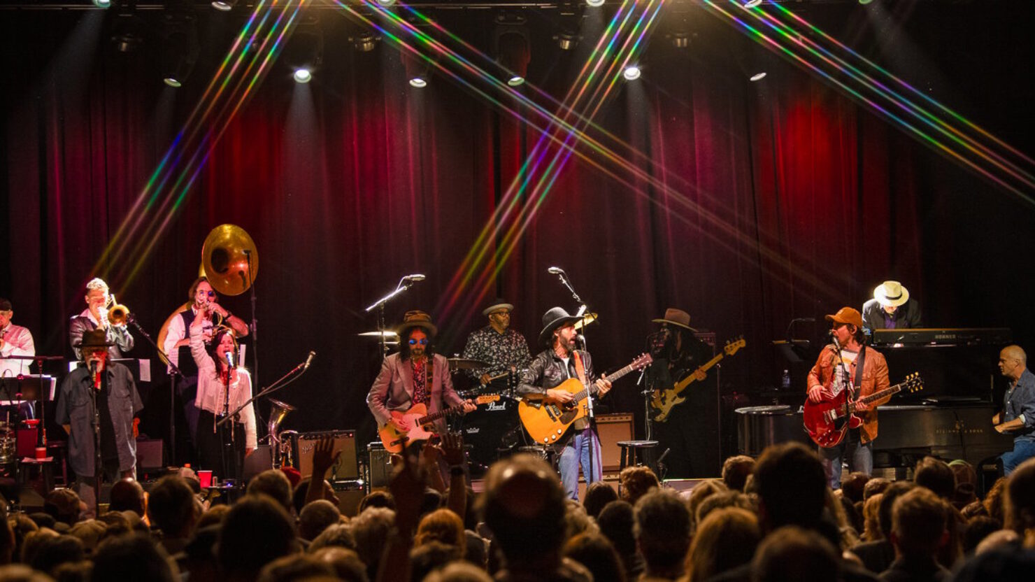 Lukas Nelson dirige le groupe Last Waltz Tour sur « Truckin » pour Phil Lesh à Boulder