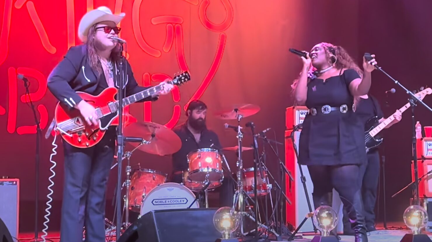 Marcus King et Brittney Spencer rendent hommage à Kris Kristofferson avec une reprise de "Me & Bobby McGee" à Houston