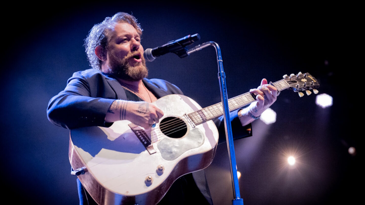 Nathaniel Rateliff et The Night Sweats prolongent leur première tournée d’arène jusqu’en 2025