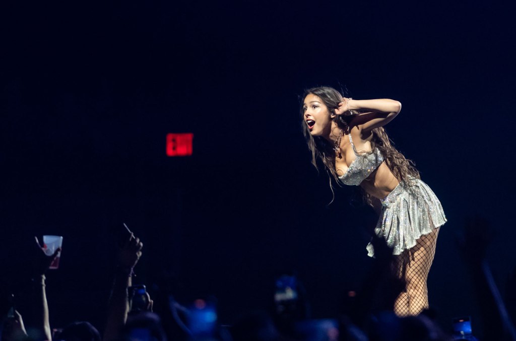 Olivia Rodrigo demande accidentellement à ses frères et sœurs de s'embrasser sur le Jumbotron lors de son concert