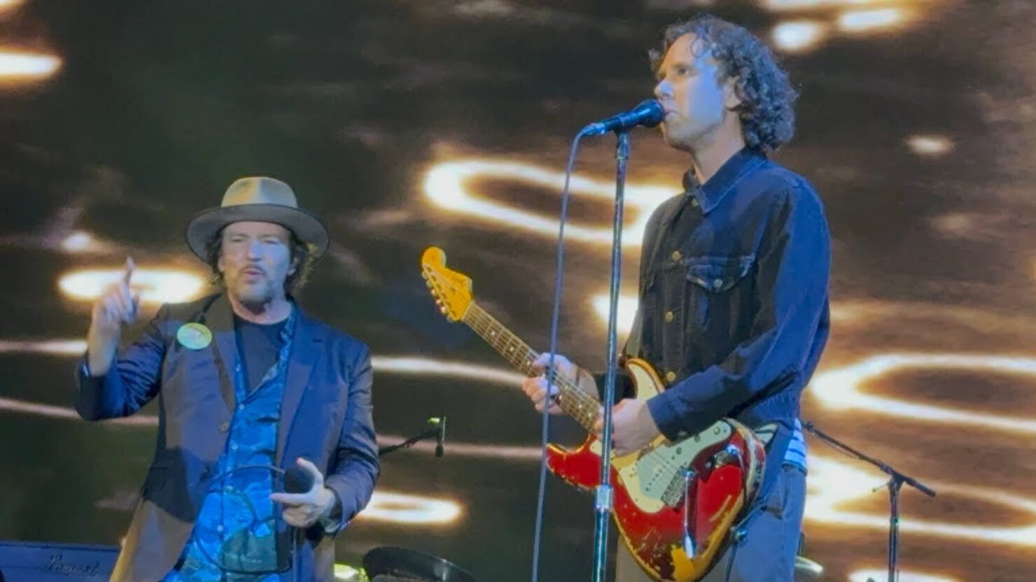 Pearl Jam accueille Zach Irons pour les débuts en direct de White 'Whale' Deep Cut au festival Ohana