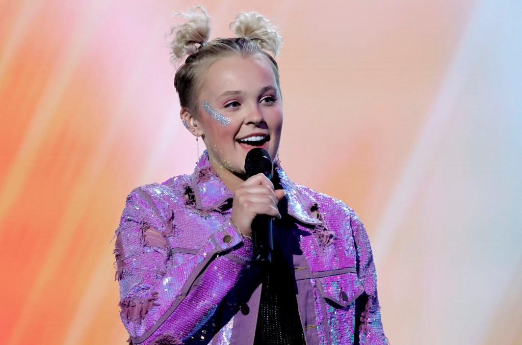 Regardez JoJo Siwa accusé d'avoir commis une fraude et un vol d'identité dans le nouvel épisode "Punk You"