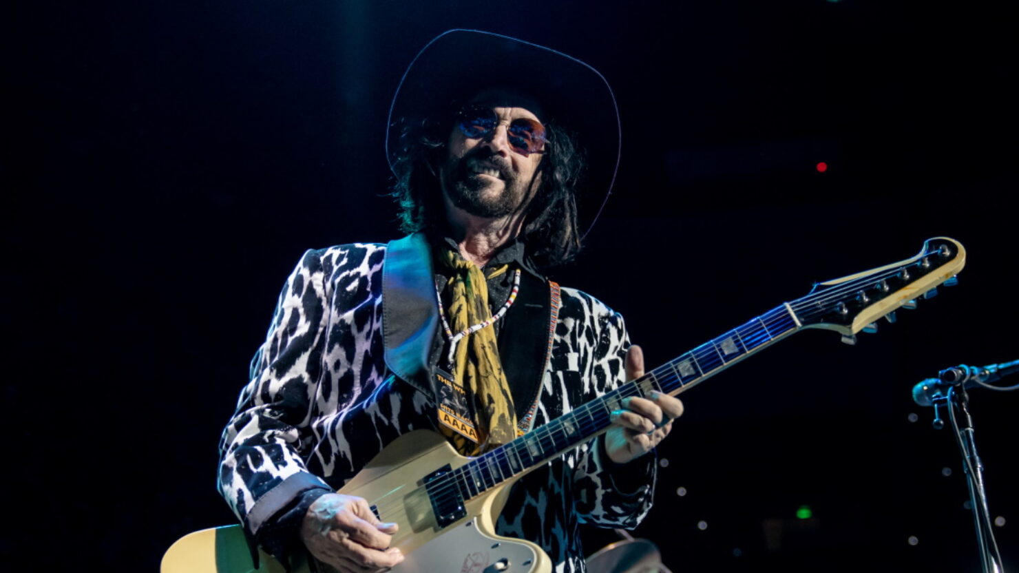 Regardez Mike Campbell interpréter la chanson que Tom Petty a écrite avec Robbie Robertson à « Life Is A Carnival »