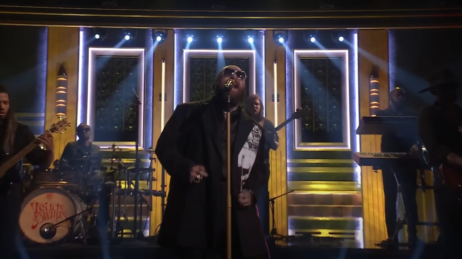 Regardez Teddy nager à travers "The Door" dans "Fallon"