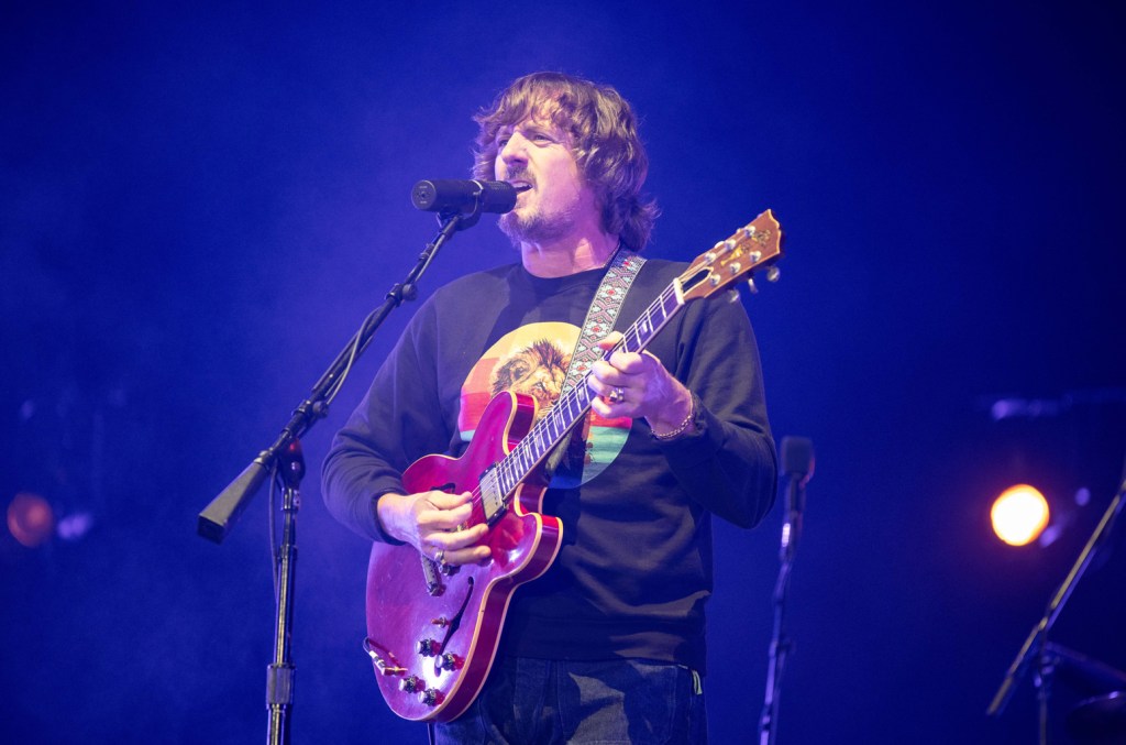 Sturgill Simpson joue un concert-bénéfice pour venir en aide aux victimes de l'ouragan Helene en Caroline du Nord