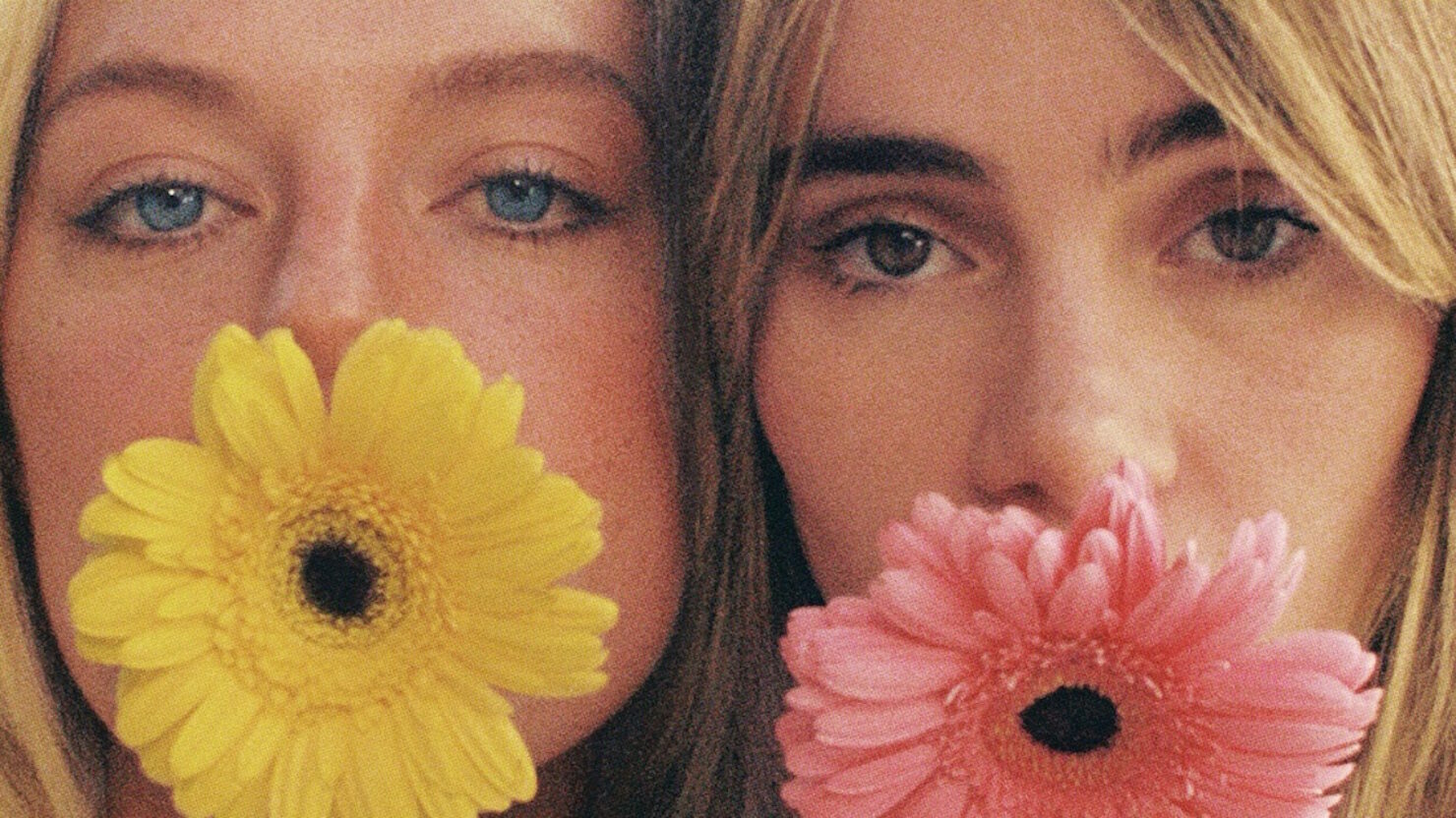 Suki Waterhouse et Ashe présentent une nouvelle chanson collaborative « Pushing Daisies » au théâtre grec