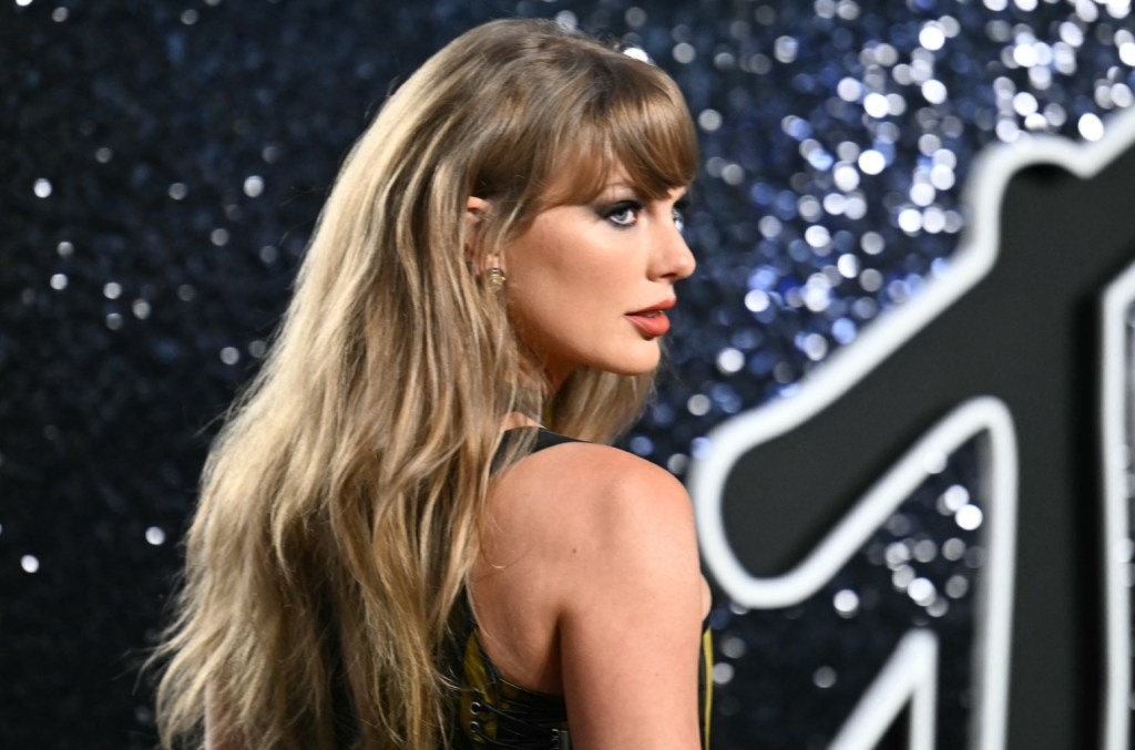 Taylor Swift dépasse Rihanna pour remporter la couronne de musicienne la plus riche du monde avec Est. Valeur nette de 1,6 milliard de dollars