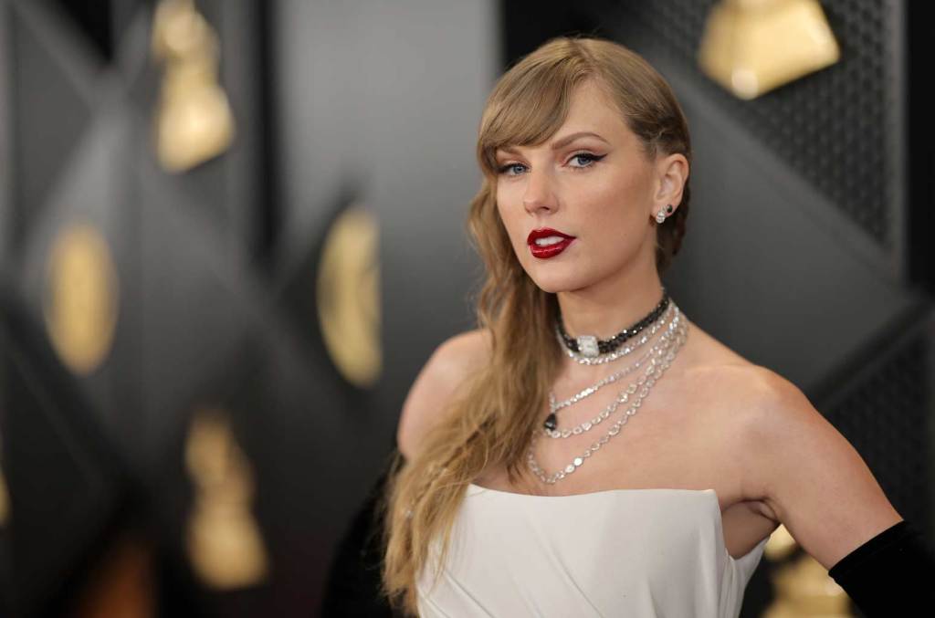 Un homme achète une guitare inspirée de Taylor Swift aux enchères uniquement pour la détruire