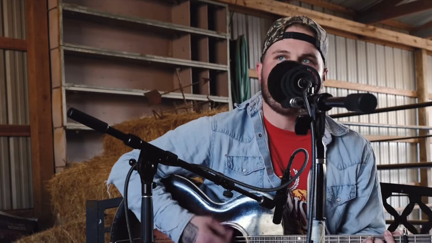 Zach Bryan dévoile une nouvelle chanson acoustique « All Good Things Past »