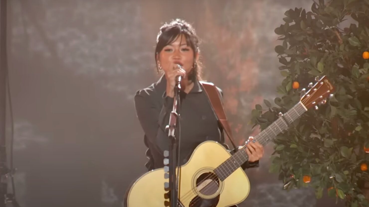beabadoobee amène « Beaches » à Hollywood pour la performance « Jimmy Kimmel Live »