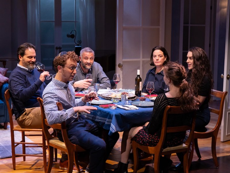 La sécurité échappe à deux générations de Juifs dans la bouleversante « Prière pour la République française » de Joshua Harmon au Théâtre J