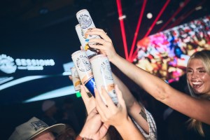 Les fans ont dégusté leurs boissons White Claw® préférées lors des sessions White Claw® Powered by Billboard à Los Angeles.