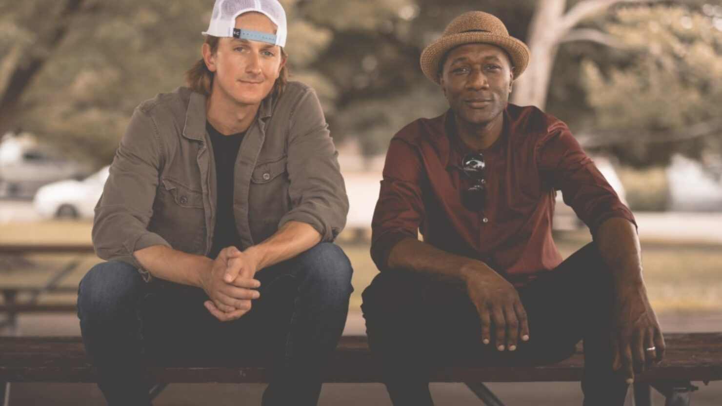 Aloe Blacc fait appel à Cooper Alan pour "Wake Me Up (Country Version)" pour célébrer le 10e anniversaire de la chanson