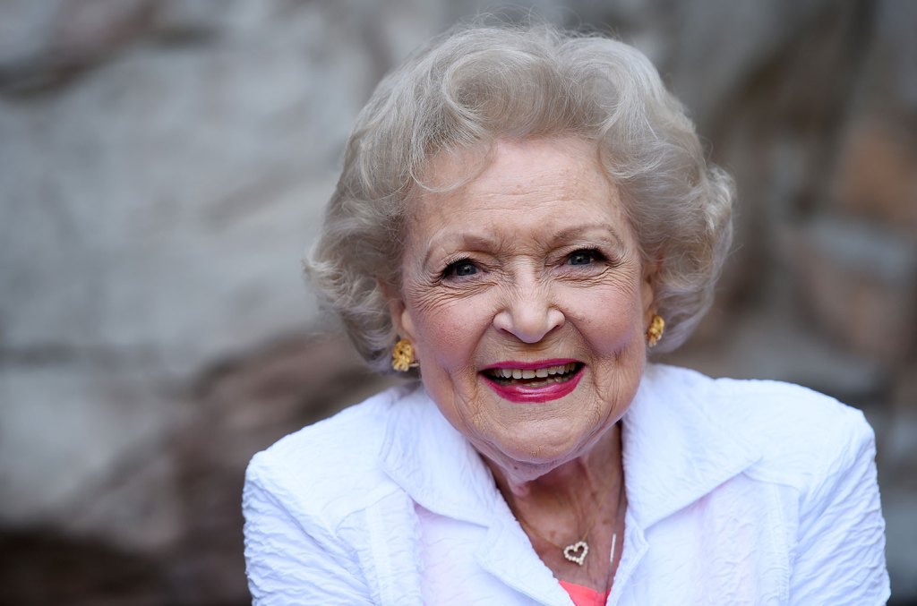 Betty White recevra un timbre-poste célébrant la star bien-aimée des « Golden Girls »