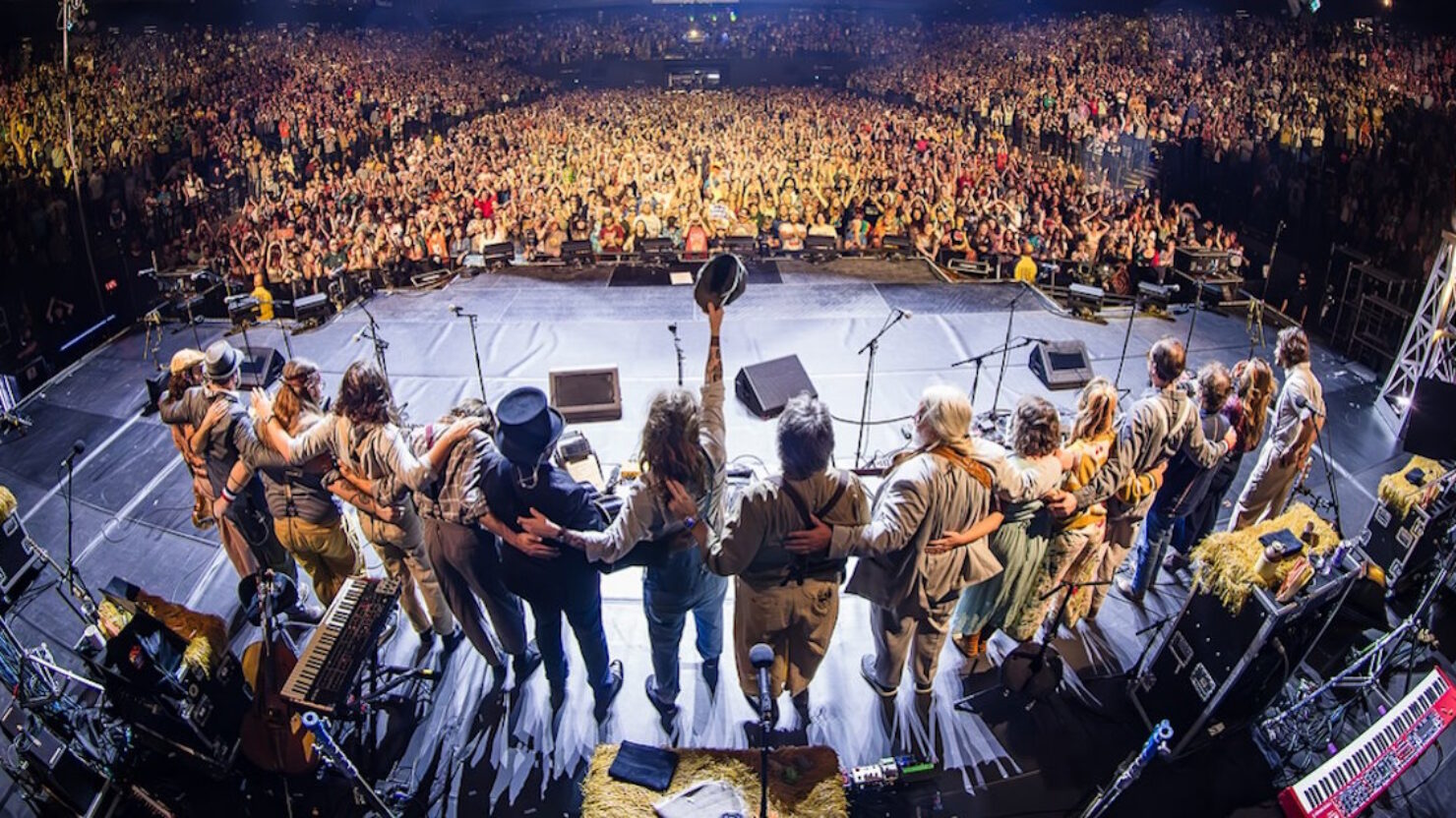 Billy Strings joue l'intégralité de son nouvel album pour clôturer la course d'Halloween remplie d'invités à Baltimore