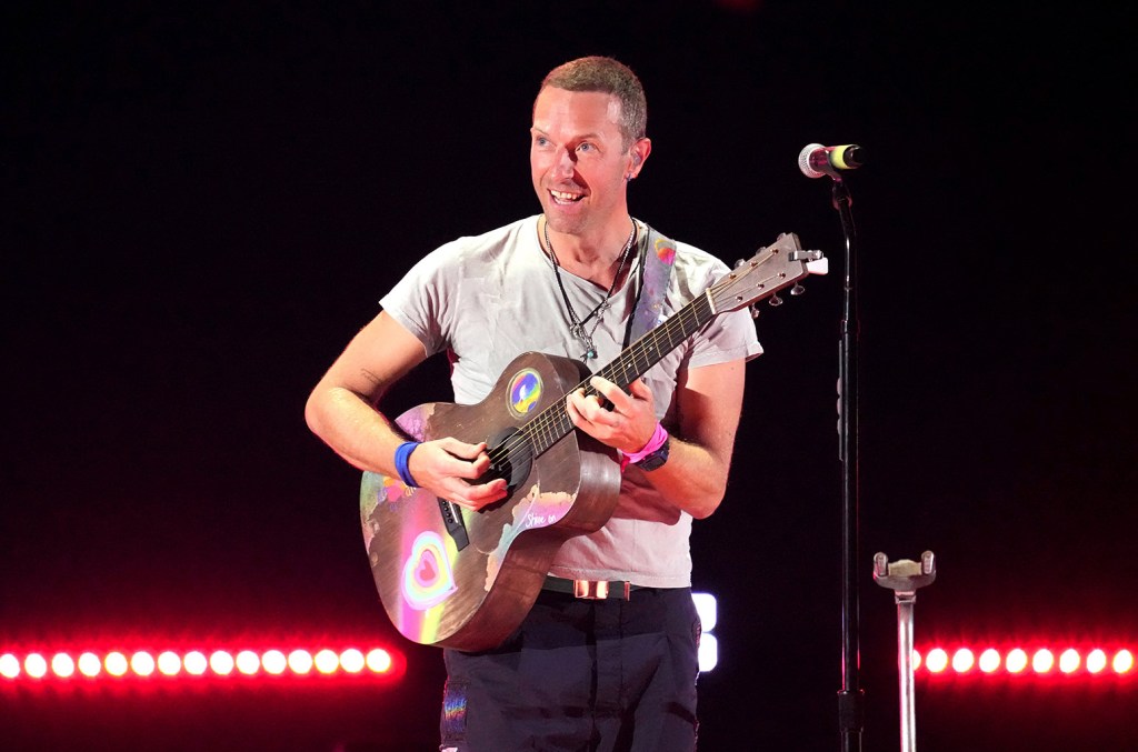 Chris Martin tombe à travers une trappe lors du spectacle record de Coldplay à Melbourne